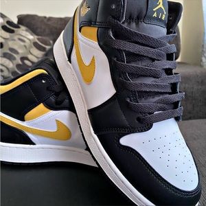 Jordan’s 1 mids GS (61/2)